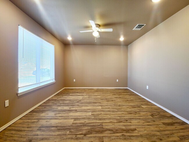 Building Photo - Cozy 3 Bedroom Home