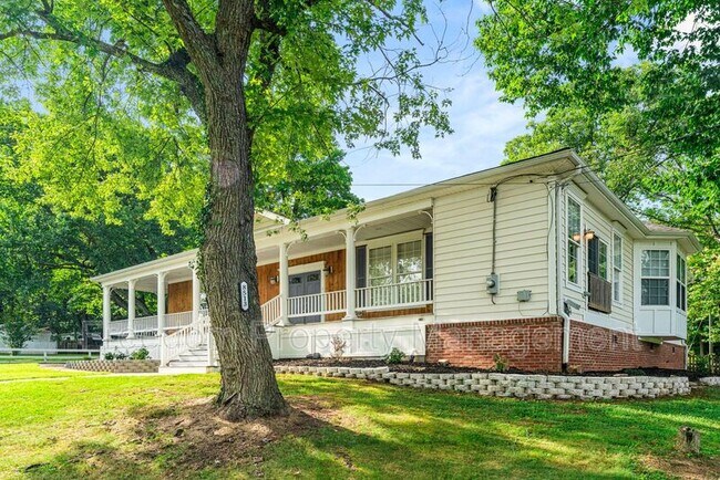 Building Photo - 8513 Thomas Dr