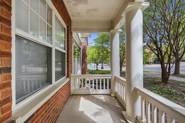 Building Photo - Uptown Charlotte Townhome with Dual Primary Suites