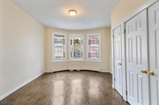 Building Photo - 422 Jelliff Ave