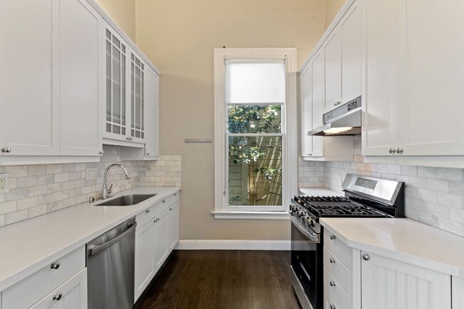 Building Photo - 2 Bed, 2 Bath Victorian Style Condo with M...