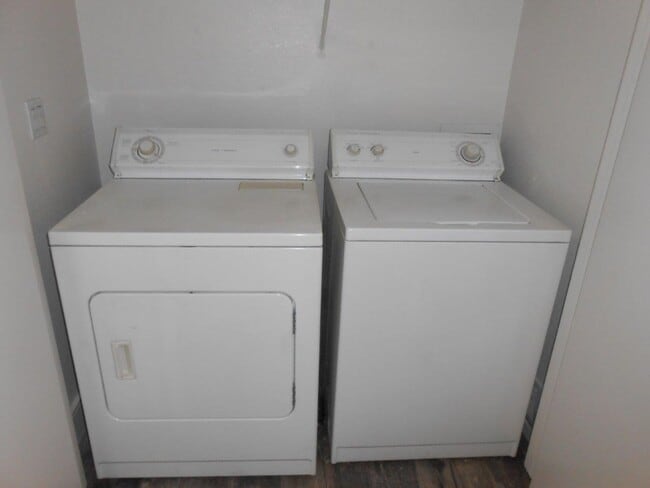 Building Photo - 2nd Floor 2 Bedroom Condo in Gated Community