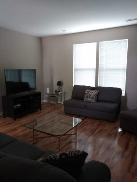 Building Photo - 481 Metropolitan St