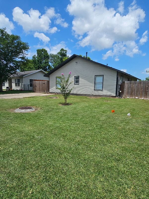 Building Photo - 9814 Thorn St
