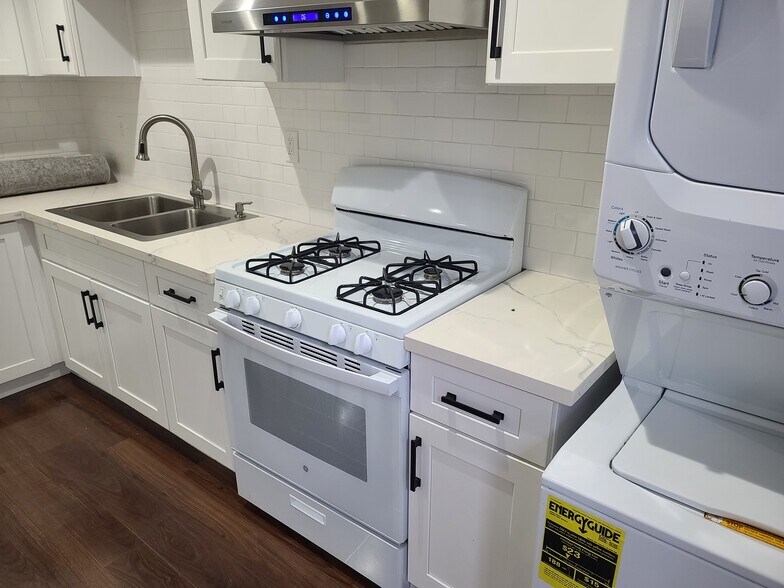 Kitchen area - 7009 Jumilla Ave
