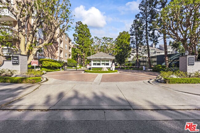 Building Photo - 4338 Redwood Ave