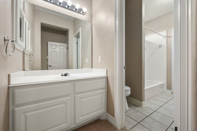 Building Photo - Spacious 2 Story 5 Bedroom , 4 full bathrooms located in Stone Oak!
