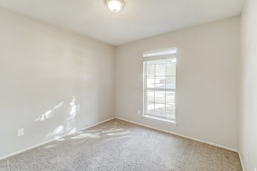 Building Photo - 903 Grouse Rd