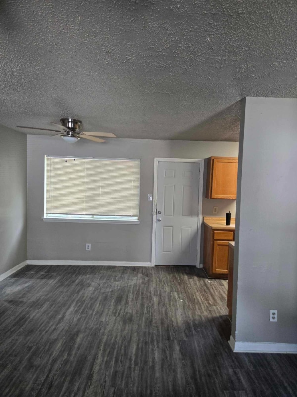 Building Photo - 2406 S Laredo St