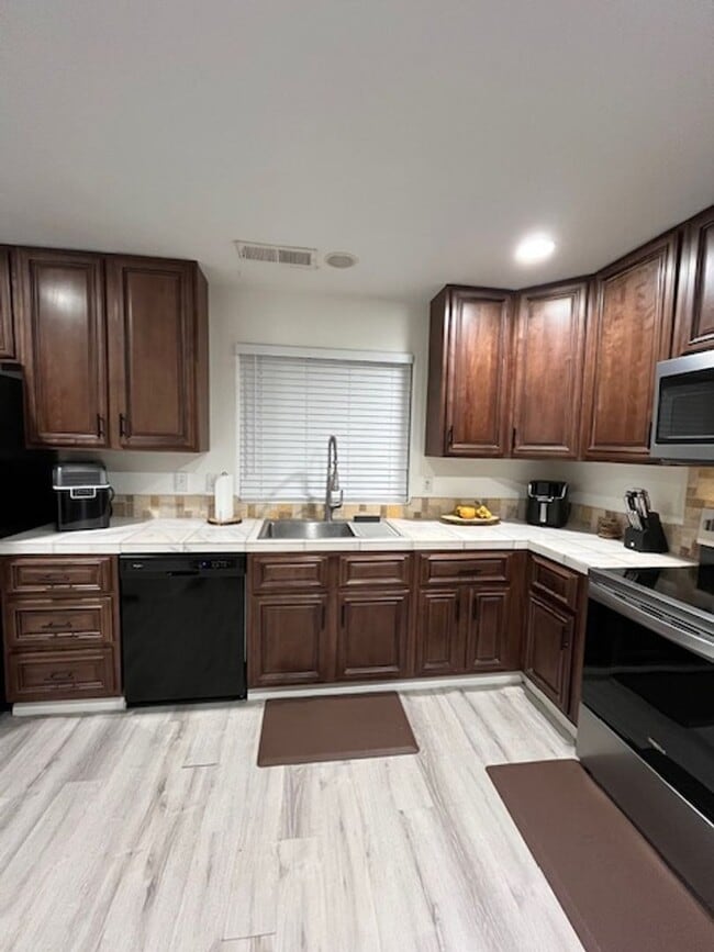 Building Photo - High in La Quinta Cove