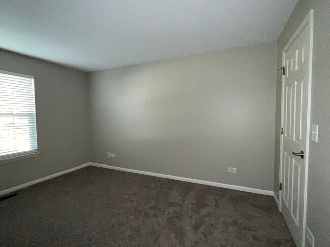 Building Photo - 320 Crestview Dr