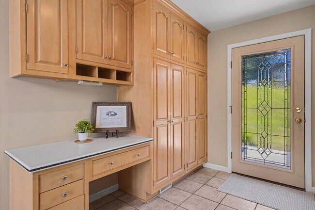 Building Photo - 209 Casparus Way