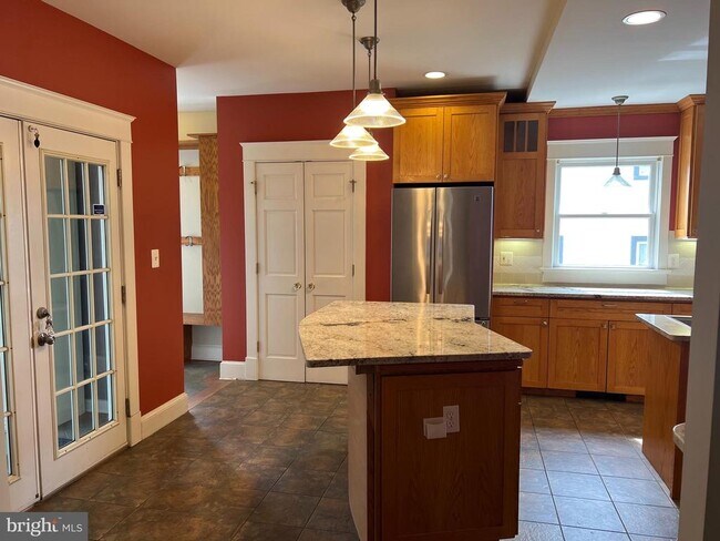 Building Photo - 2237 N Wakefield St