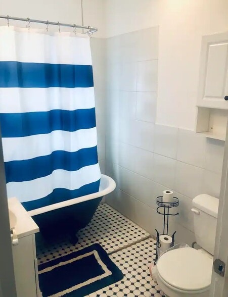 Building Photo - 1037 W 73rd St