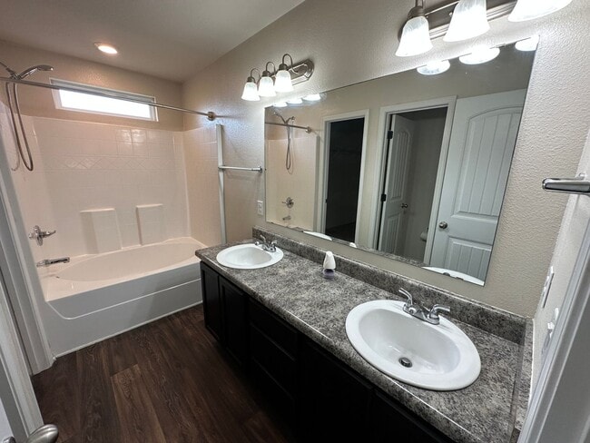Building Photo - 4 bedroom 2 bath craftsman style home for ...