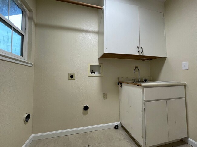 Building Photo - Spacious Citrus Heights Home with 3-Car Garage & Ample Storage