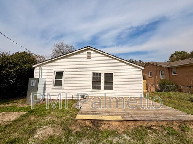 Building Photo - 725 Brooks Ave