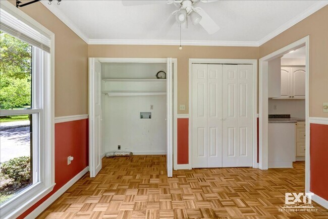 Building Photo - Amazing 4 Bedroom, 3 Bath Home With 2 Kitchens!