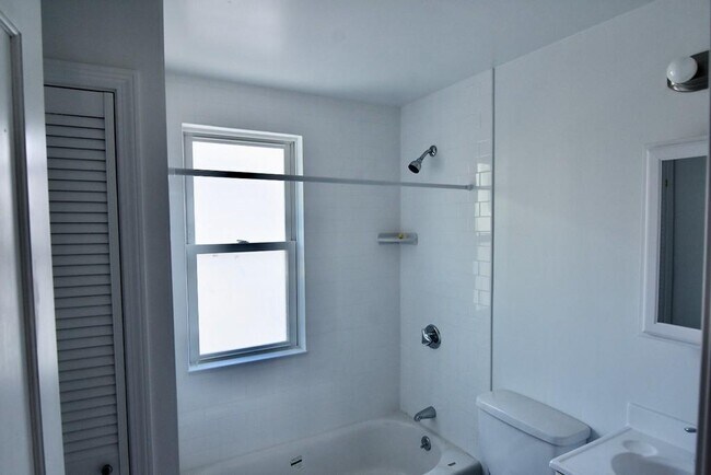 Building Photo - 106 Brook St