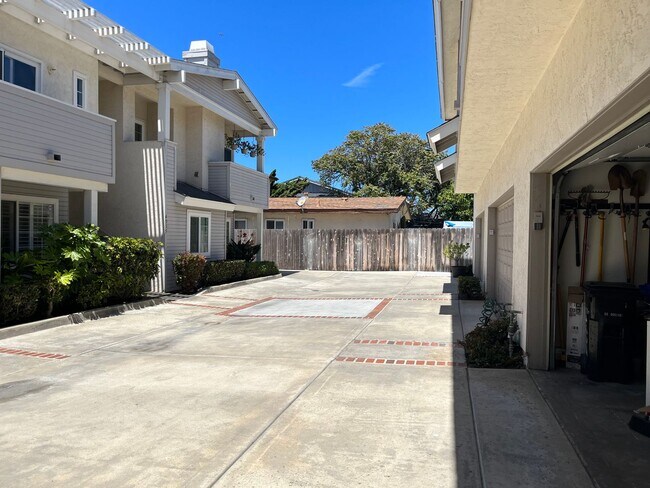 Building Photo - OB Beach House! 3 Bed 2.5 Bath A Block From the Water