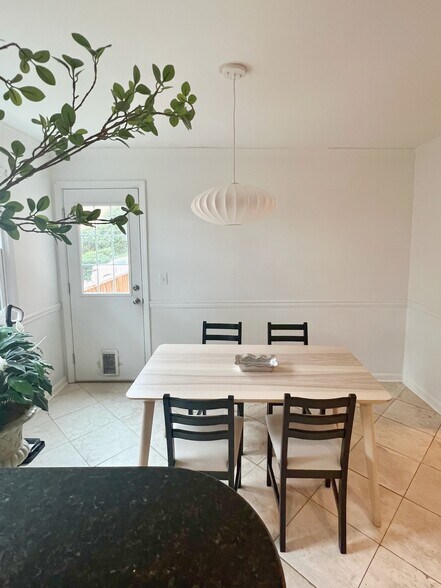 Building Photo - 6520 Roswell Rd