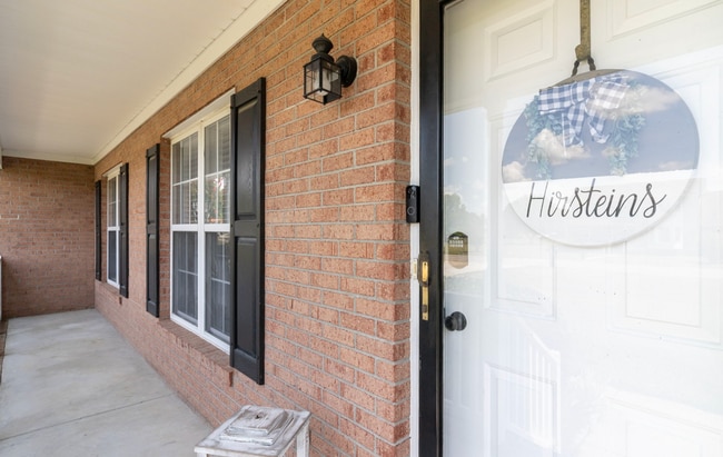 Building Photo - 3 Bedroom, 2 Bath Home