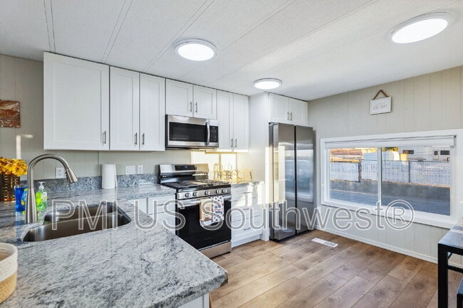 Building Photo - 437 Riverfront Dr