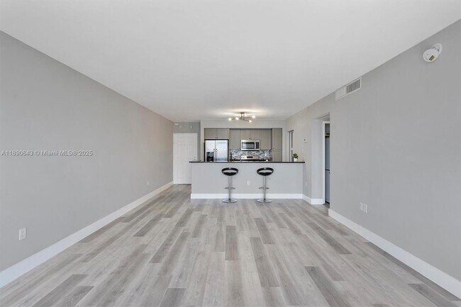 Building Photo - 10350 W Bay Harbor Dr