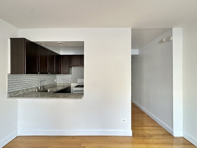 Building Photo - 6830 N Sheridan Rd