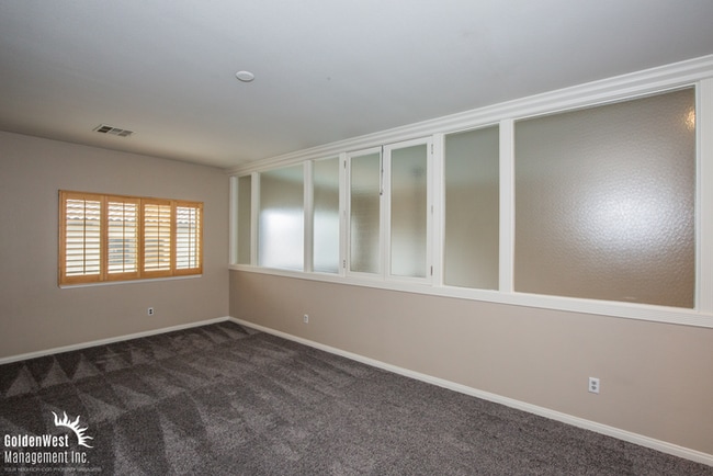 Building Photo - Spacious Home with Casita, Pool & Prime Las Vegas Location!