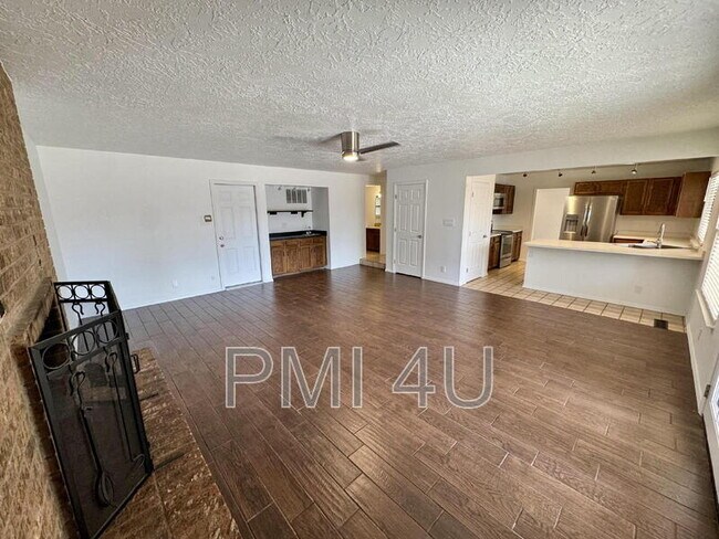 Building Photo - 10412 La Paz Dr