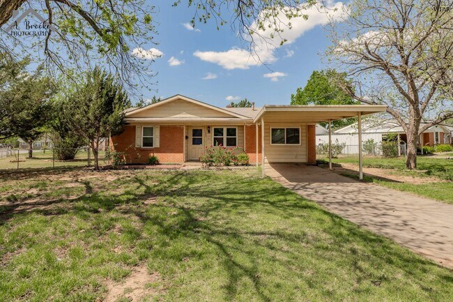 Building Photo - 1400 Phoenix Dr