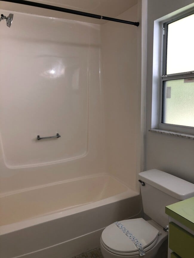 Building Photo - 1 Bed 1 Bath | Large Yard | Washer/Dryer H...