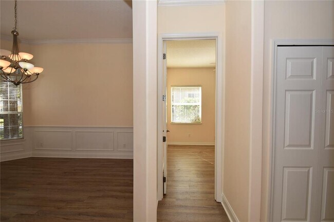 Building Photo - 17 N Village Dr