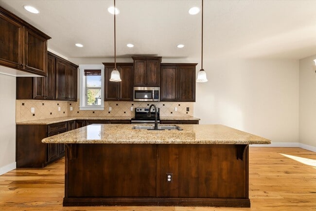 Building Photo - Spacious 5-Bedroom Home (plus bonus room) on ½ Acre in Bridgetower – Rare Meridian Rental!