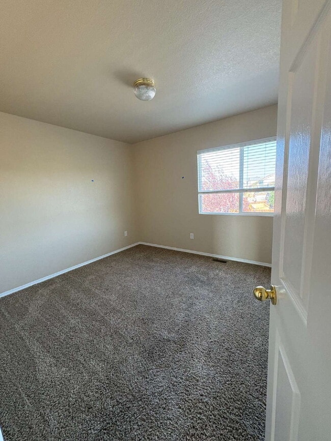 Building Photo - 3 bedroom - Lazy River