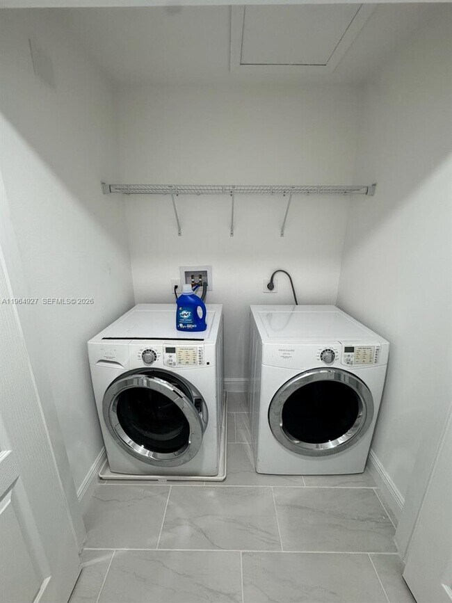 Building Photo - 649 N Lincoln St