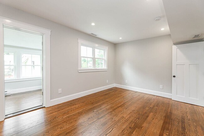 Building Photo - Modern 4bed 3 Bath with 3 parking