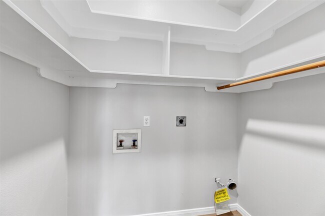 Building Photo - 10445 Wicklowe St