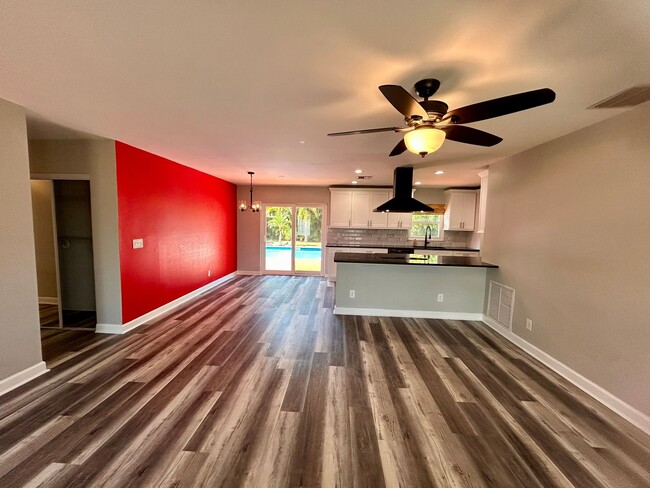 Building Photo - 316 NW Avens St