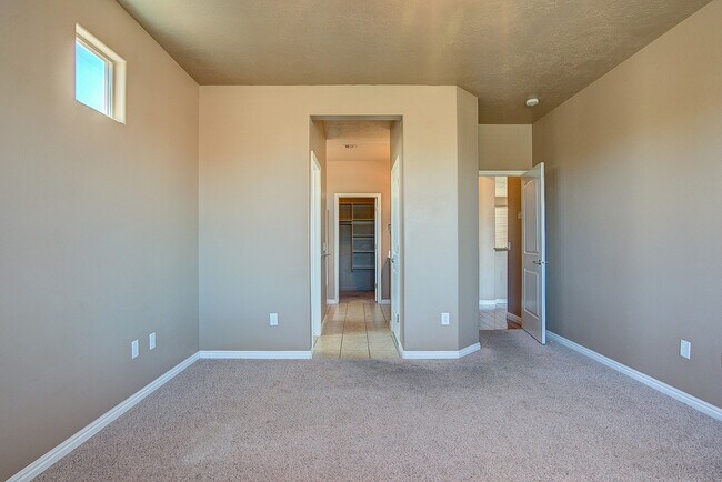 Building Photo - Beautiful Coral Canyon Home with Modern Up...