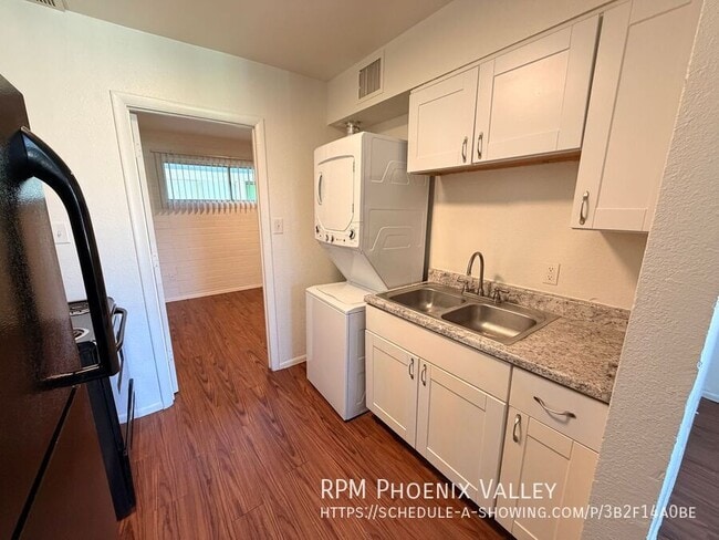 Building Photo - 6802 W Glendale Ave