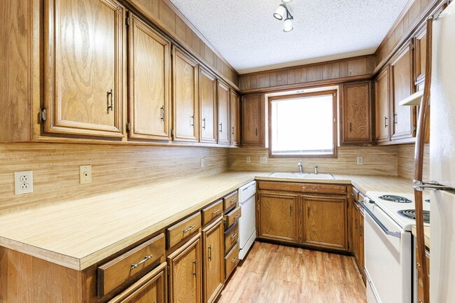 Building Photo - 2 Bedroom Duplex