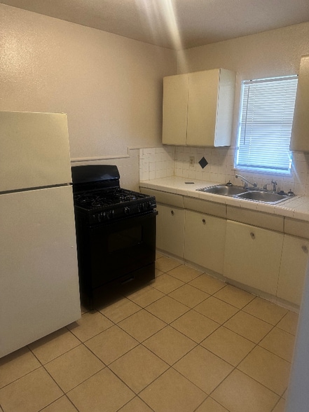 Building Photo - 3701 Sleeper Ave