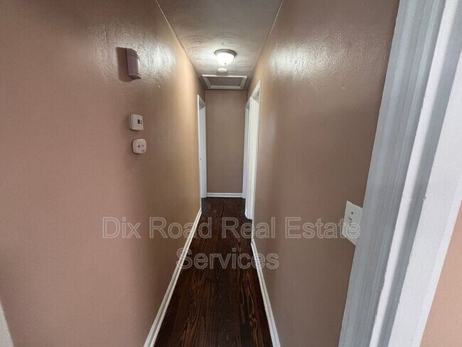Building Photo - 344 W Parkwood Dr