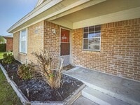 Building Photo - Charming 2-bedroom 2-bath brick duplex "ARLINGTON"