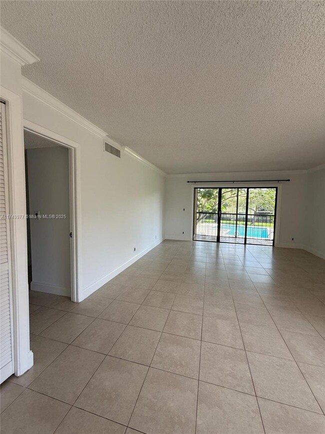 Building Photo - 303 Lakeview Dr