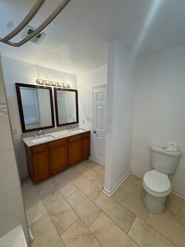 Building Photo - Home Available in West Forest Park!