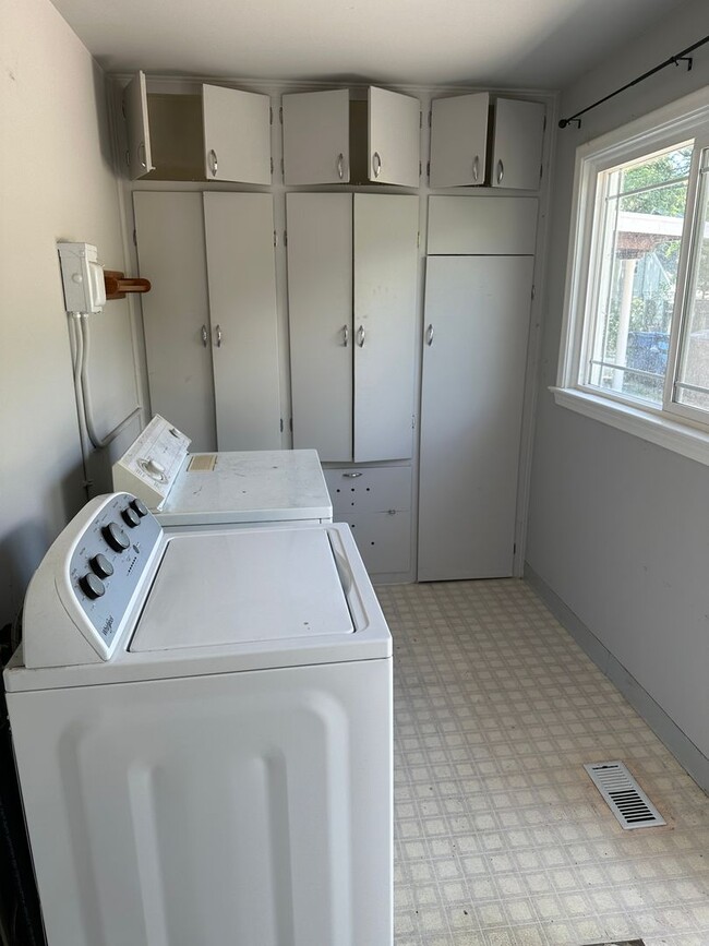 Building Photo - Two-Bedroom Duplex in North End