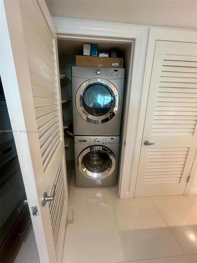 Building Photo - 2101 Brickell Ave